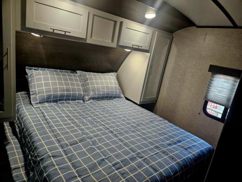 1 dormitorio con 1 cama en una cabaña en Lakefront Retreat Paradise, en Pittsburg