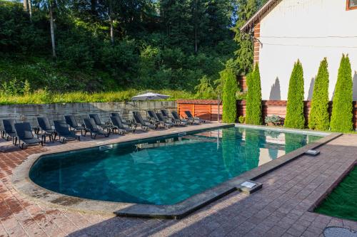 Bazén v ubytování Villa Leku SPA Resort nebo v jeho okolí
