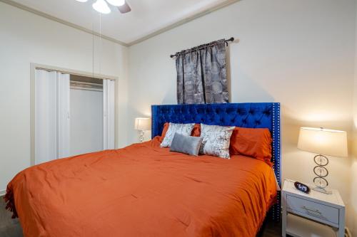 Ein Bett oder Betten in einem Zimmer der Unterkunft Charming 3BR Historic Home on Mardi Gras Route
