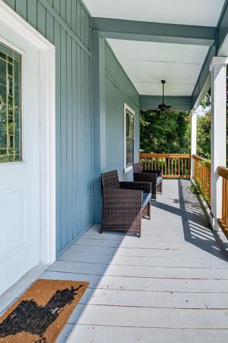 Ein Garten an der Unterkunft Charming 3BR Historic Home on Mardi Gras Route