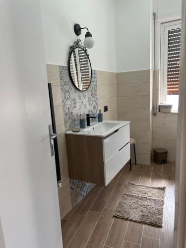 a bathroom with a sink and a mirror on the wall at Siracusa Vacanze in Siracusa