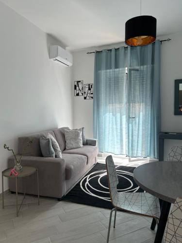 a living room with a couch and a table at Siracusa Vacanze in Siracusa