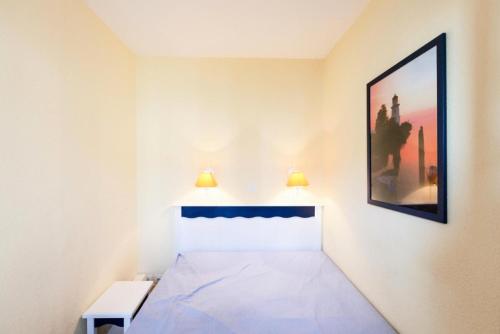 une chambre avec un lit et un tableau au mur dans l'établissement Résidence Port Bourgenay - maeva Home - 2 Pièces 5 Personnes Selection MAE-2709, à Talmont-Saint-Hilaire
