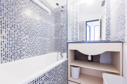 une salle de bain avec un lavabo blanc et un miroir dans l'établissement Résidence Port Bourgenay - maeva Home - 2 Pièces 5 Personnes Selection MAE-2709, à Talmont-Saint-Hilaire