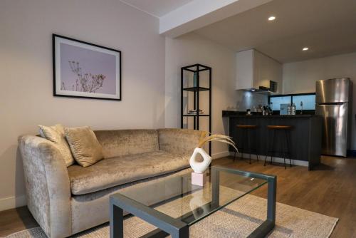 a living room with a couch and a kitchen at Monumental by Wynwood House in Lima