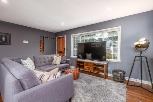 Fotografie z fotogalerie ubytování Remodeled Home Fenced Yard Outdoor Fireplace v destinaci Seattle