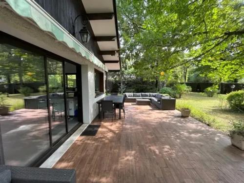 Maison de charme à Savigny-sur-Clairis avec piscine et sauna.