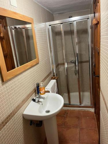 Bilik mandi di Hosteria La Higuera H-CC-798