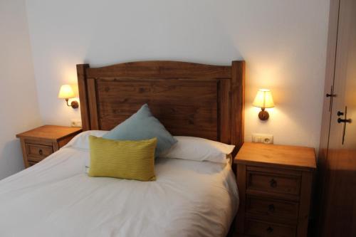 A bed or beds in a room at Casas rurales embalse del Cenajo