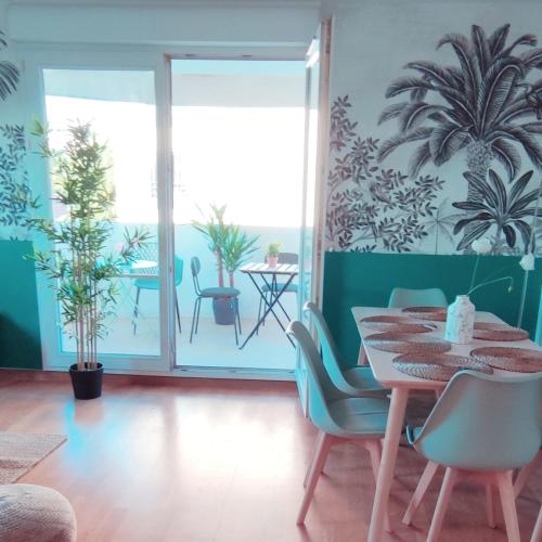 une salle à manger avec une table et des chaises dans l'établissement Lush Fresh Home in Paris near Stade de France, à Saint-Denis