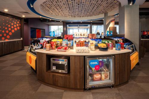 a food cart in a store with food and drinks at Tru By Hilton Yakima Airport in Yakima