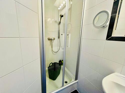 a shower with a glass door in a bathroom at AyCatcherHomes - Top Lage I Zentral I Altstadt Marburg I Nähe Fluss Lahn I WLAN I Boutique Apartment NOVA in Marburg an der Lahn