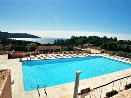 une grande piscine avec vue sur l'eau dans l'établissement Appartement La Croix Valmer, Golfe de Saint Tropez, à La Croix-Valmer