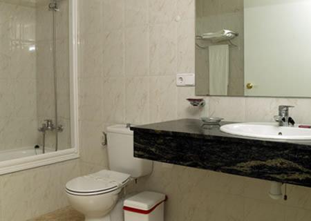 een badkamer met een toilet en een wastafel bij Hotel Roca Plana in L'Ampolla