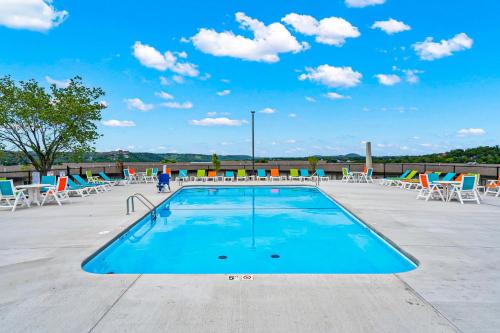 a large swimming pool with chairs and a blue sky at Table Rock Retreat in Kimberling City