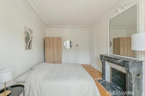 une chambre avec un lit et une cheminée dans l'établissement Flexliving - room - Turbigo, à Paris