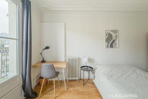 une chambre avec un lit, un bureau et une fenêtre dans l'établissement Flexliving - room - Turbigo, à Paris