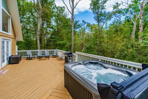 Μπαλκόνι ή βεράντα στο Hot Tub, Fire Pit, Deck, Grill, WiFi, Dog-Friendly