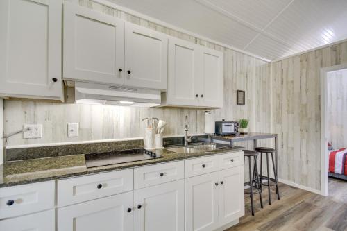 Una cocina con gabinetes blancos y encimera. en Cozy Picayune Tiny Home Rental about 4 Mi to Downtown!, en Picayune
