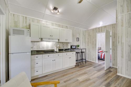 Una cocina o zona de cocina en Cozy Picayune Tiny Home Rental about 4 Mi to Downtown!