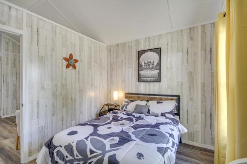 Un dormitorio con una cama con un edredón azul y blanco. en Cozy Picayune Tiny Home Rental about 4 Mi to Downtown!, en Picayune