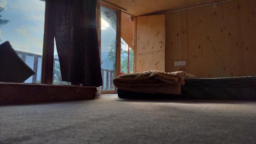 マナリにあるExplore Cafe & Cabinsの窓のある空き部屋