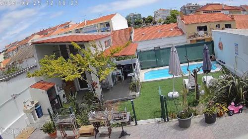 a house with a yard with a swimming pool at BEM ME QUER 1 in Almada