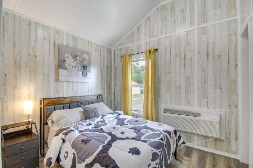 Ένα ή περισσότερα κρεβάτια σε δωμάτιο στο Cozy Picayune Rental Home about 11 Mi to Space Center!