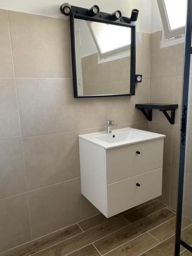 Ένα μπάνιο στο Appartement avec terrasse 3 personnes Via Romana Vaison la Romaine