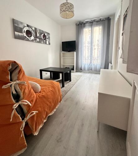 un salon avec un lit et une table dans l'établissement Apart 2piece 4 personnes, à Saint-Ouen