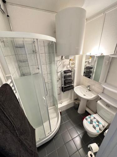 une salle de bain avec une douche, des toilettes et un lavabo dans l'établissement Apart 2piece 4 personnes, à Saint-Ouen
