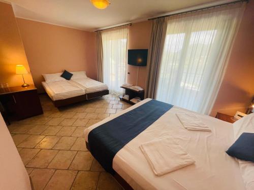 Postel nebo postele na pokoji v ubytování Hotel Grotto Bagat