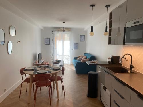 une cuisine et un salon avec une table et des chaises dans l'établissement La maison Eydel 2 à 4 voyageurs, à Saint-Maurice