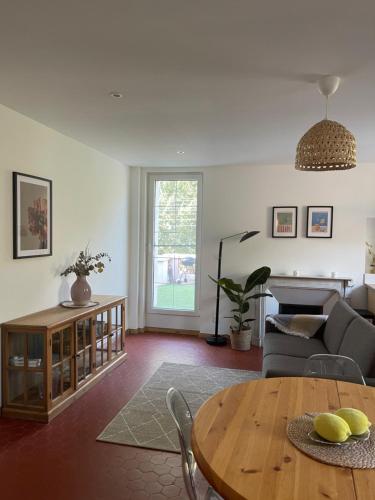 un salon avec une table et un canapé dans l'établissement Appartement Château Rouge, à La Londe-les-Maures