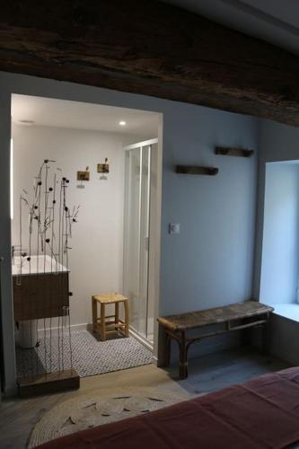 Cette chambre comprend un lit, un banc et une fenêtre. dans l'établissement L'Echauguette, villa de luxe avec piscine, à Carcassonne