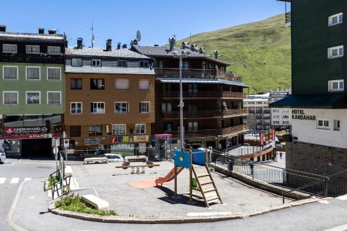un parque infantil en medio de una ciudad con edificios en Estudio Para Grupos Pequeños en El Pas De La Casa - Céntrico, en Pas de la Casa