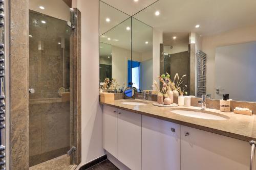 une salle de bain avec deux lavabos et une douche dans l'établissement Centre St Tropez - 2 Pièces -Clim Piscine Parking, à Saint-Tropez