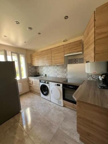 Il comprend une cuisine équipée d'un lave-linge et d'un sèche-linge. dans l'établissement Appartement T3 proche de paris super pour les JO, à Herblay