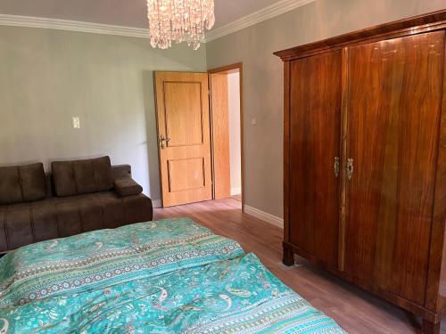 Postel nebo postele na pokoji v ubytování Landhaus Steinwender Wohnung Biedermeier