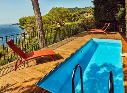 une piscine avec deux chaises et une table dans l'établissement Best View ever!, à Èze