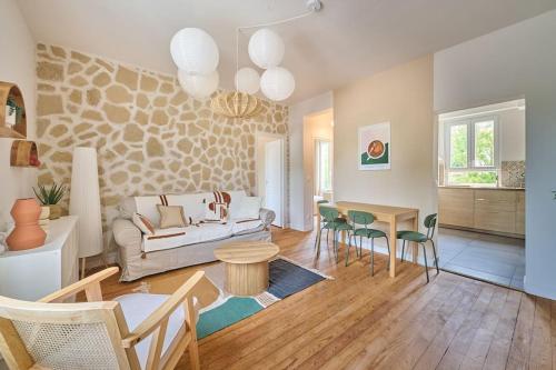 un salon avec un canapé, une table et des chaises dans l'établissement Logement Bohême chic 4 personnes Ouest Paris, à Le Pecq