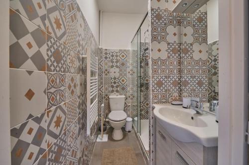 une salle de bain avec toilettes et lavabo dans l'établissement Logement Bohême chic 4 personnes Ouest Paris, à Le Pecq