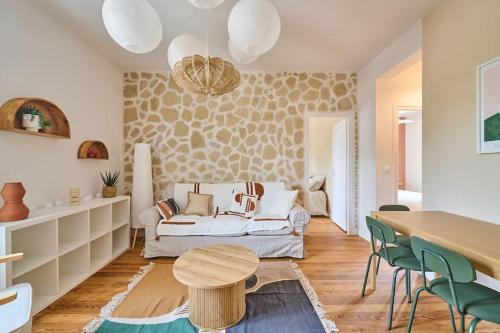 un salon avec un canapé et une table dans l'établissement Logement Bohême chic 4 personnes Ouest Paris, à Le Pecq