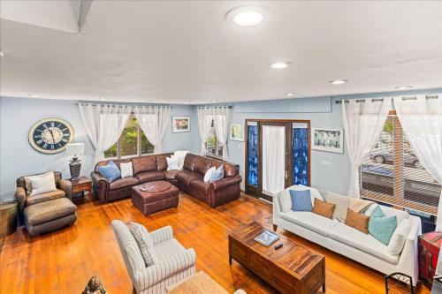 Χώρος καθιστικού στο 6 BR Ventnor Estate Steps Away from the Beach