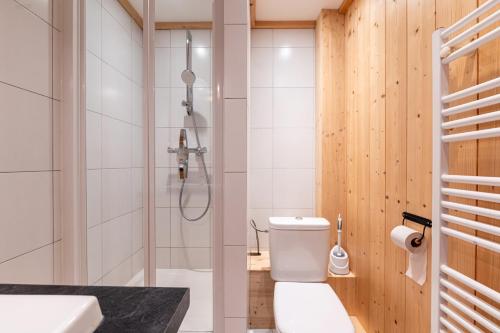 a bathroom with a shower and a white toilet at Appartements vue Mont-Joly à 2 pas Tramway Mont-Blanc - Studio 1 pièce in Saint-Gervais-les-Bains