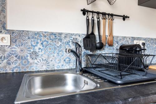 a kitchen sink with a dish drying rack next to it at Appartements vue Mont-Joly à 2 pas Tramway Mont-Blanc - Studio 1 pièce in Saint-Gervais-les-Bains