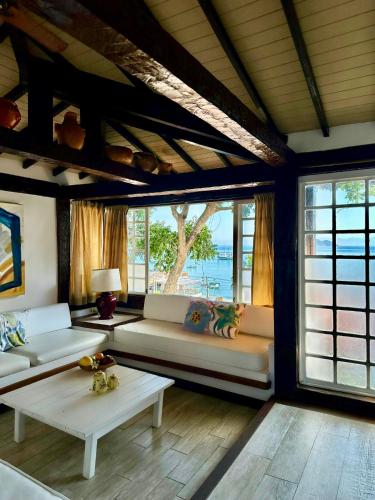 a living room with a couch and a table at Pousada Vila do Mar in Búzios