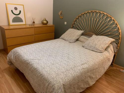 une chambre avec un grand lit avec une tête de lit en bois dans l'établissement Villa proche mer, montagne, Espagne, à Sallèles-dʼAude