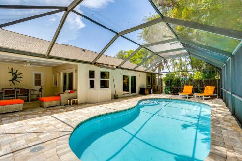 Bazén v ubytování Pet-Friendly Home with Pool, Close to Venice Beaches nebo v jeho okolí