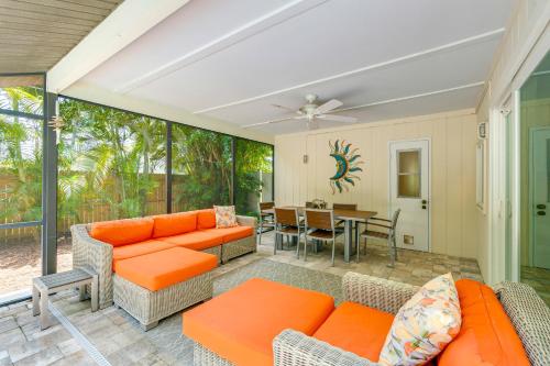 Posezení v ubytování Pet-Friendly Home with Pool, Close to Venice Beaches